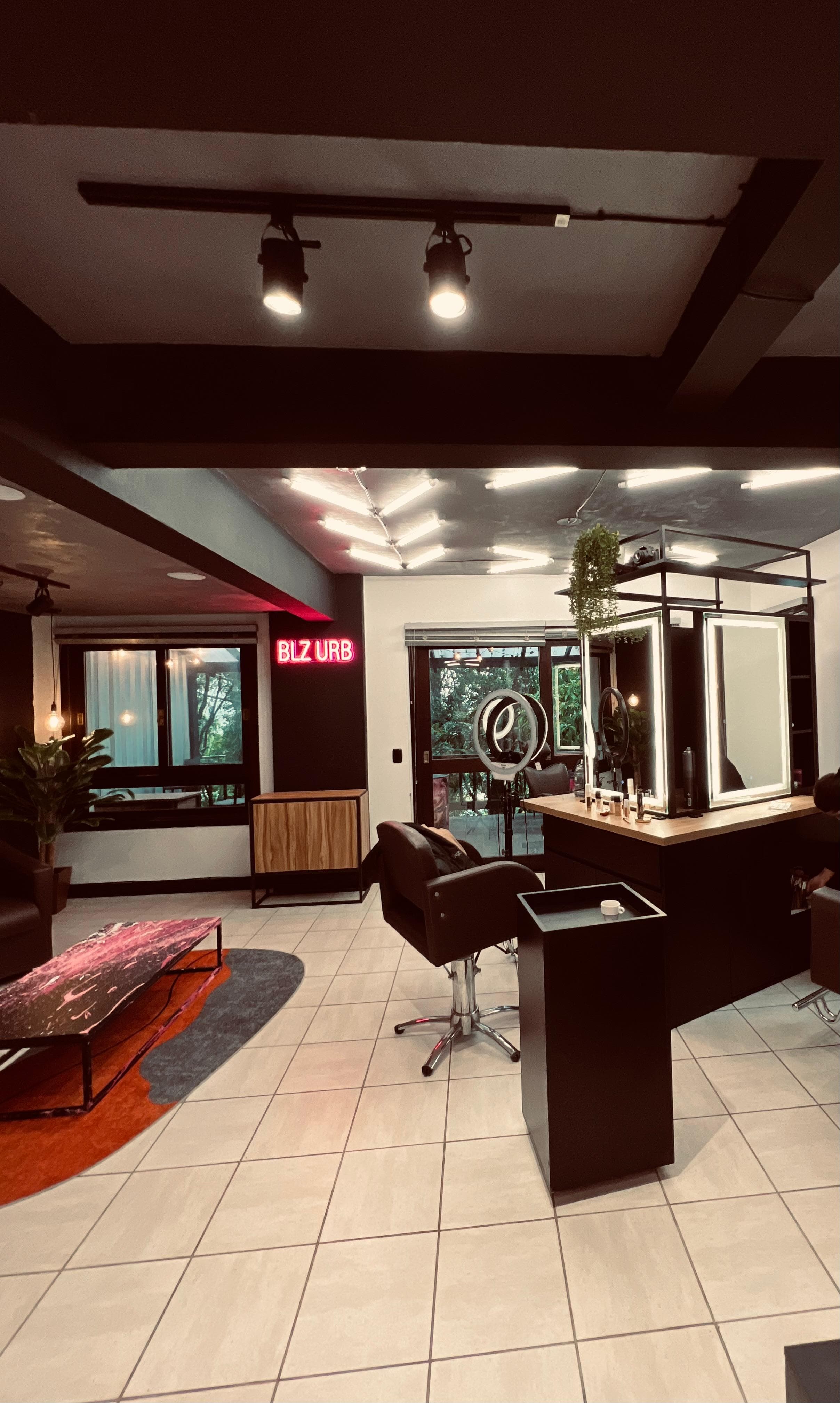 Interior da Barbearia Beleza Urbana